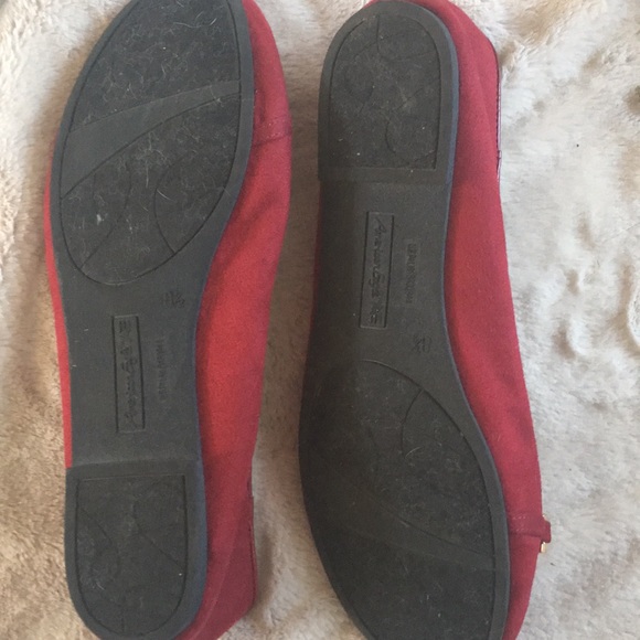 Womens American eagle red flats with gold buckle size 8.5 - Picture 2 of 4